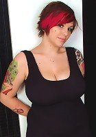 Tattooed British alt girl Dors in tight black dress plays with her pussy