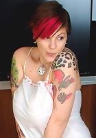 Naught British big boob girl Dors fucks herself with a lolly