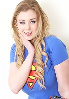 Megan in het Super Girl t-shirt