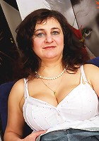 This horny mama plays with herself