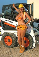 Kelly get hot and horny while she works in the yard.