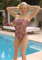 Big natural tittie lassies autumn gia and Heather getting nude.